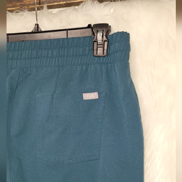 FIGS Jogger Teal Scrub Set - Picture 7 of 10